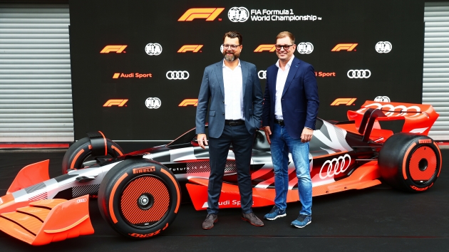 Audi steigt in die Formel 1 ein - Markus Duesmann, Vorsitzender des Vorstands der Audi AG (r.), und Oliver Hoffmann, Vorstand für Technische Entwicklung der Audi AG, mit dem Formel-1-Showcar - Quelle: Audi / Getty Images